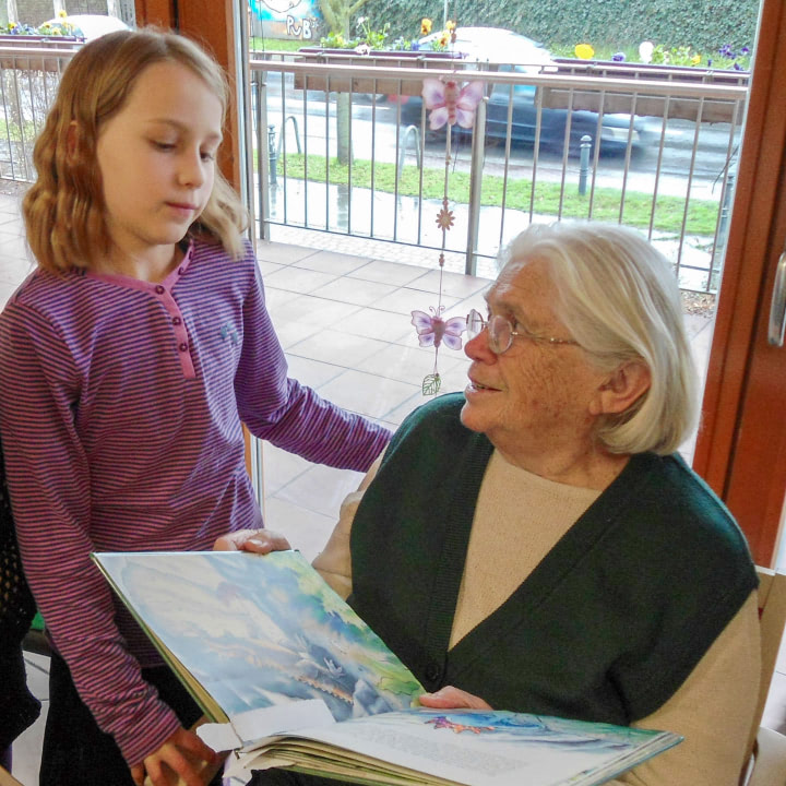 Schulkinder lesen gerne den Senioren vor.