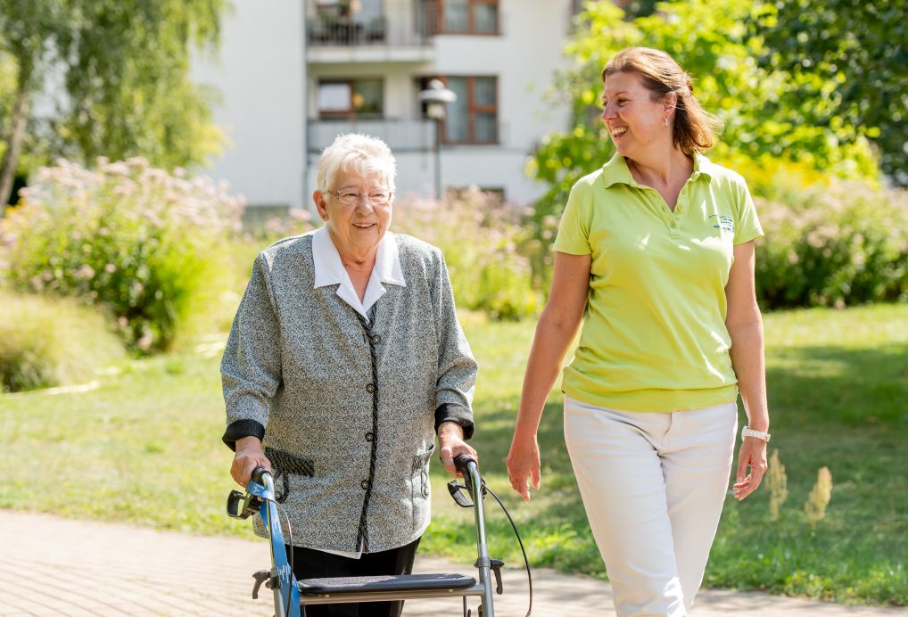 Frau mit Pflegerin