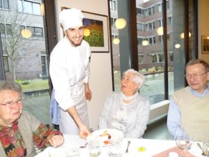 Auszubildende kochen für die Senioren des Hauses Kaysersberg