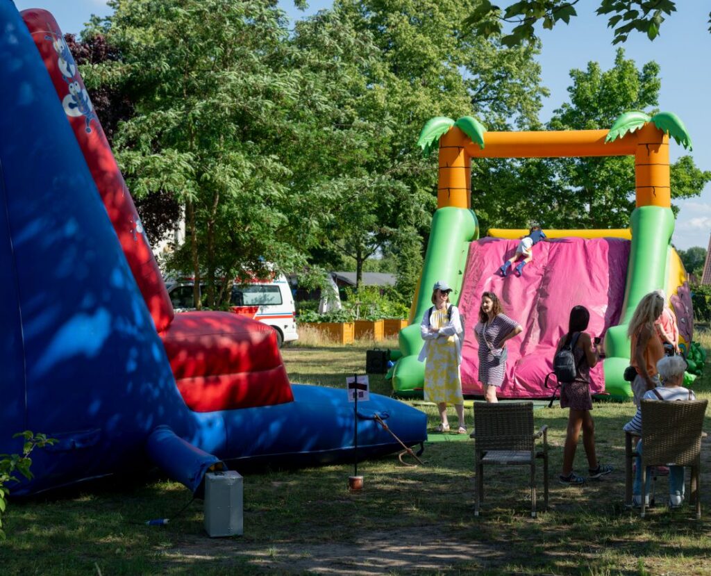 Hüpfburg für die kleinen Gäste bei Sommerfest
