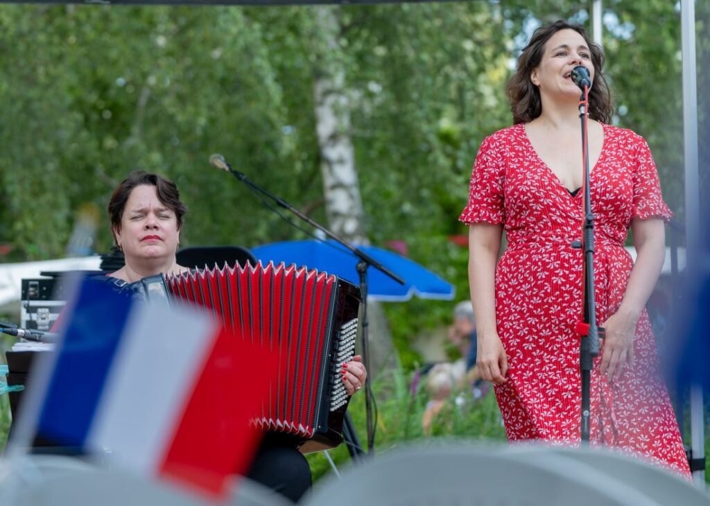 Chanson-Sängerin beim Sommerfest