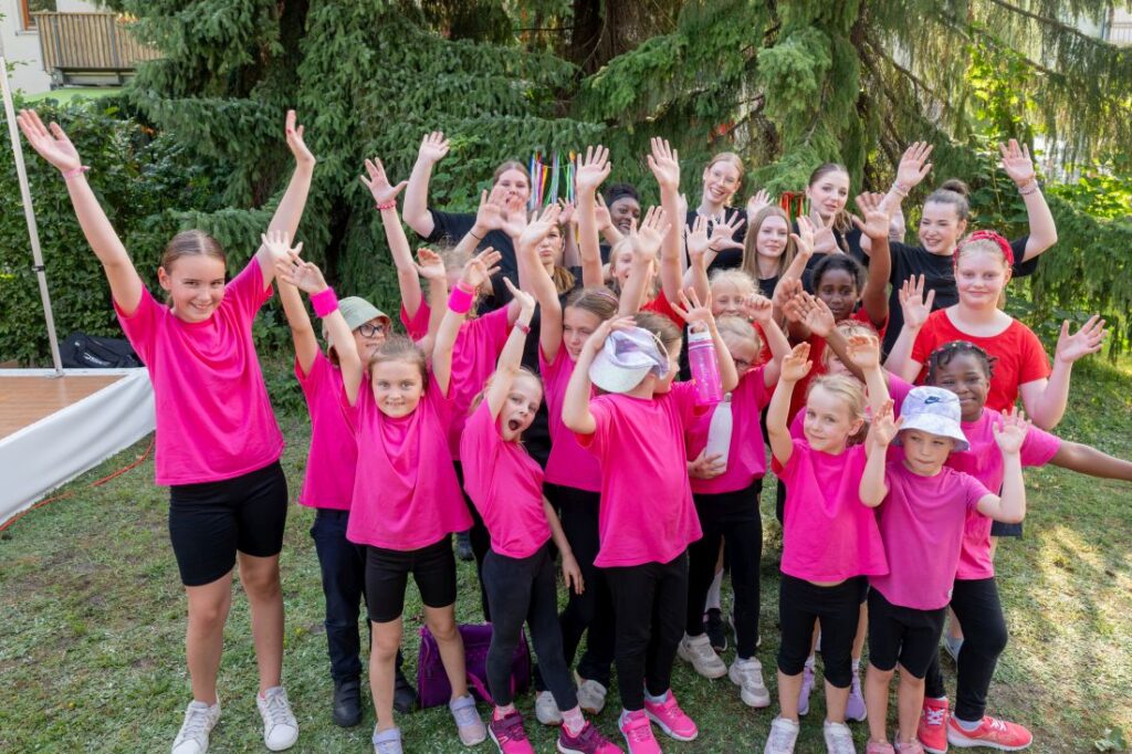 Kleine Tänzerinnen bei Sommerfest