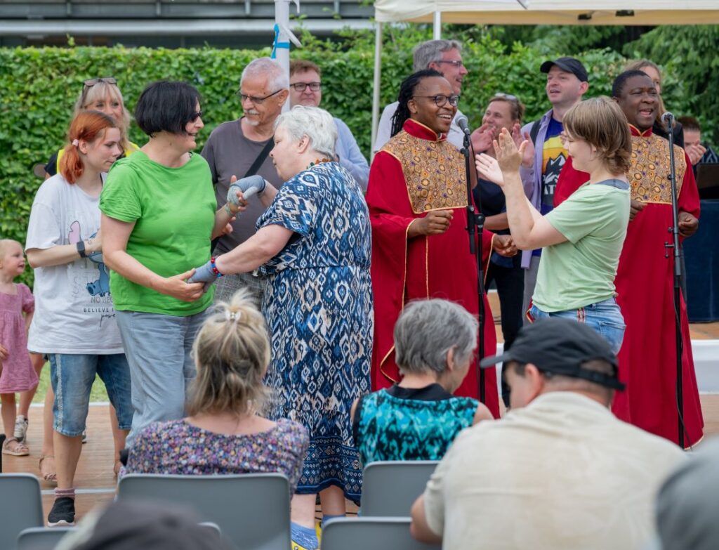 Gemeinsames Tanzen auf dem Sommerfest