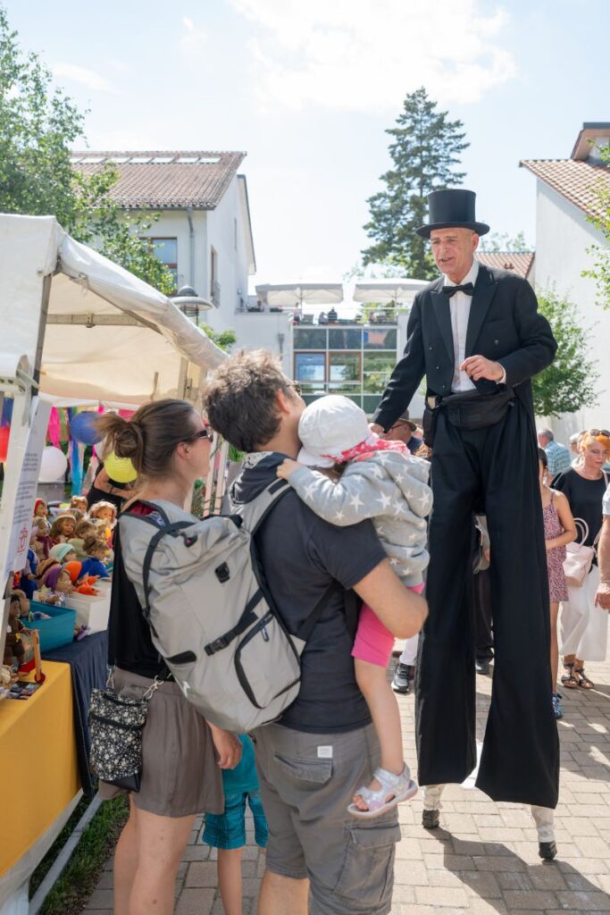 Der Stelzenmann beim Sommerfest