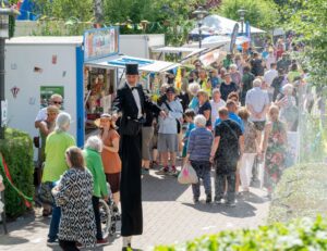 Viele Besucher*innen bei dem Sommerfest
