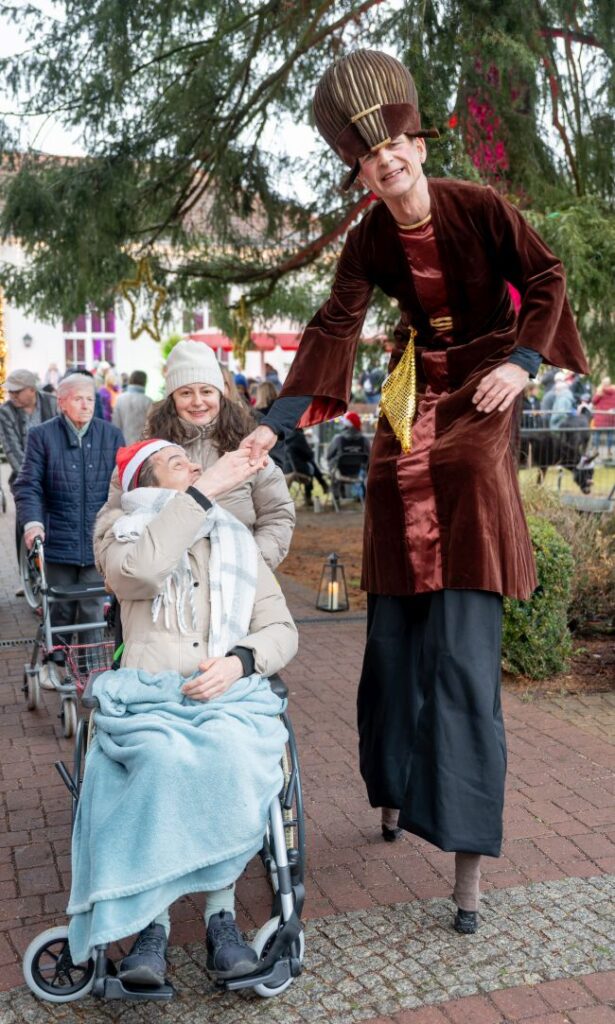 Der Stelzenmann im festlichen Kostüm