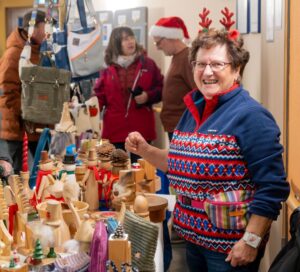 Gutgelaunte Standbetreiberin