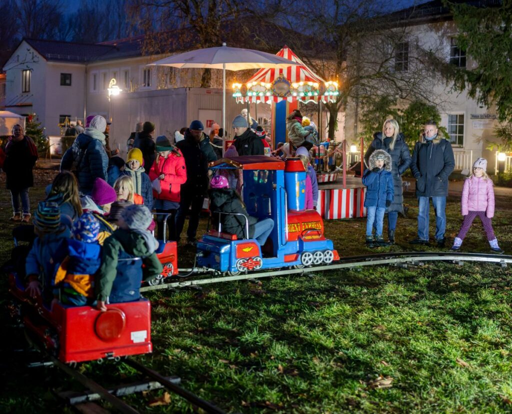 Kindereisenbahn auf dem Adventsbasar
