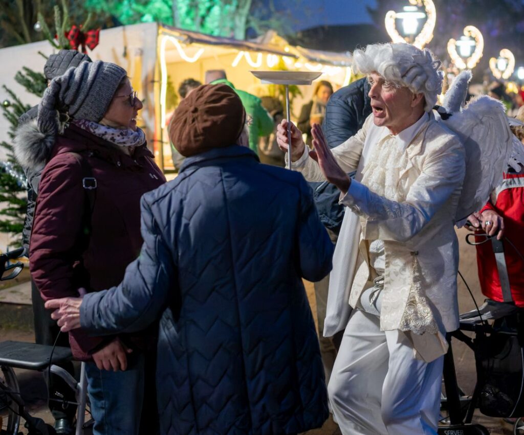 Der Stelzenmann war auch als Engel unterwegs.