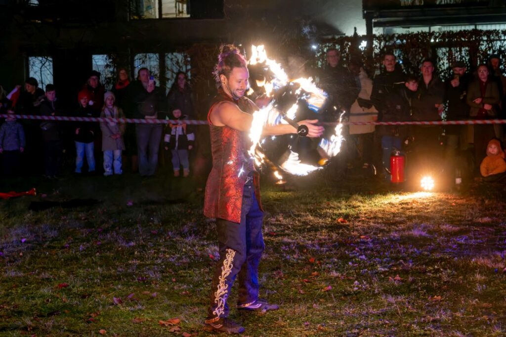 Feuershow beim Adventsbasar