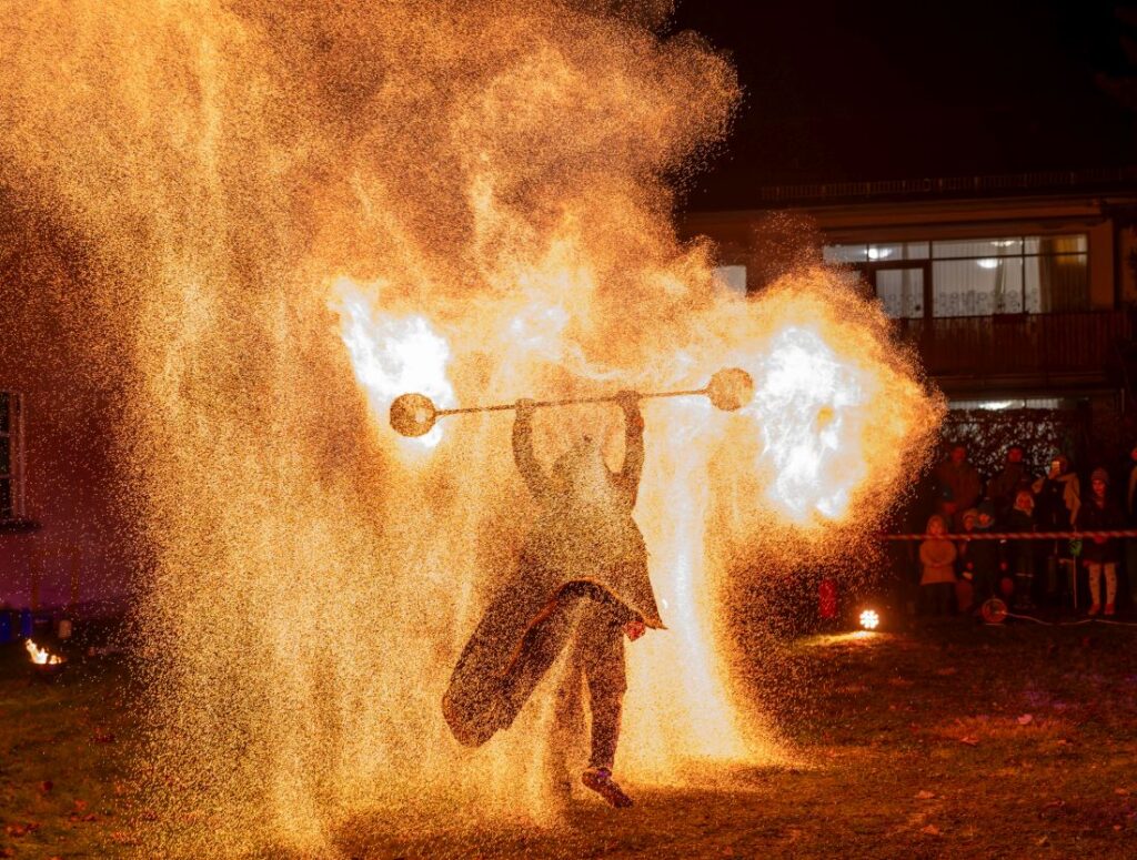 Feuershow beim Adventsbasar