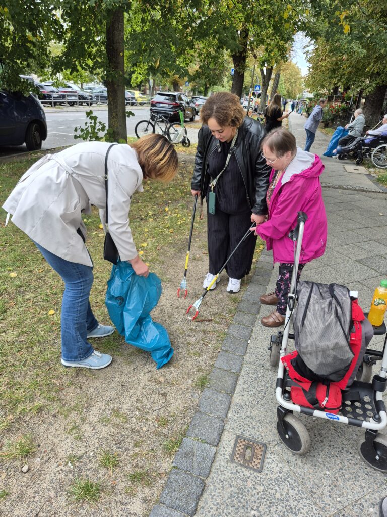 Drei Personen sammeln Müll beim World Clean Up Day.