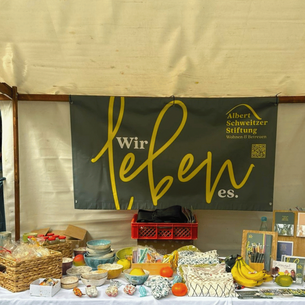 Der Stand der Albert Schweitzer Stiftung Wohnen und Betreuen beim Pankefest 2026. Im Hintergrund ein Banner mit der