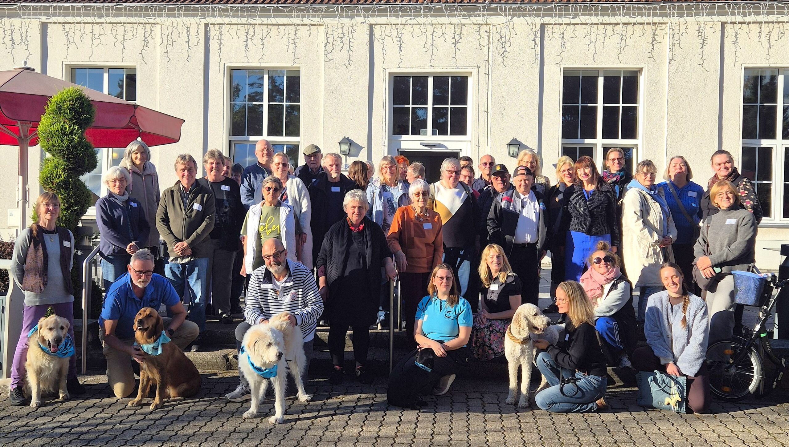 Gruppenfoto der Ehrenamtlichen bei der Albert Schweitzer Stiftung - Wohnen & Betreuen
